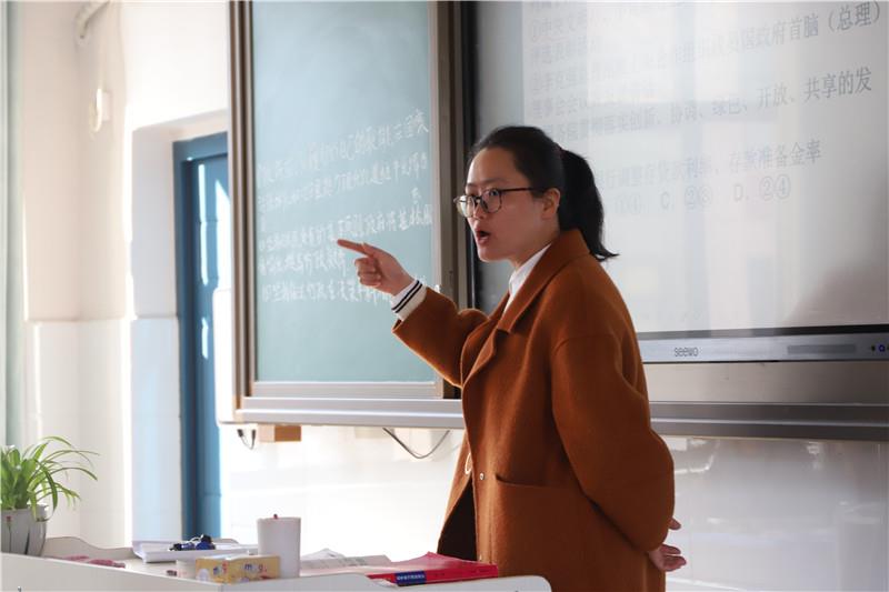 堅(jiān)定信仰，立德樹(shù)人